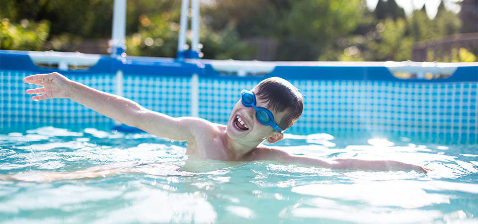 billede af dreng der svoemmer i en fritstaende pool