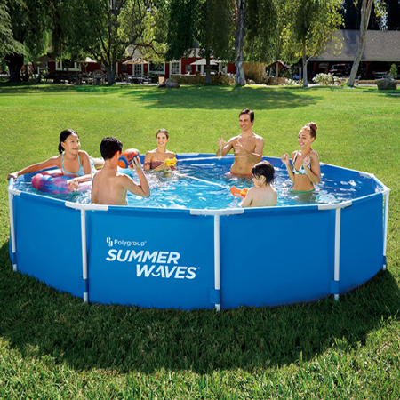 billede af familie der bader i en fritstaende pool